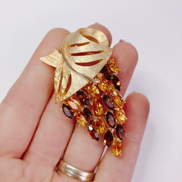 VTG Mid Century Amber Rhinestone Grape Cluster Brooch Gold Tone 1950s Sparkly - Picture 2 of 11